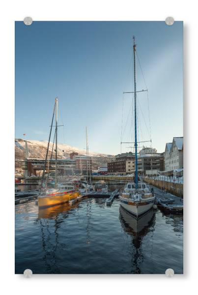 Acrylglasbild "Tromsö Hafen" artboxONE - Städte,Reise - Tromso,Norwegen,Segelboote,Yachthafen,Marina,Steg,Anleger,Skandinavien,Norwegische küste,Meer