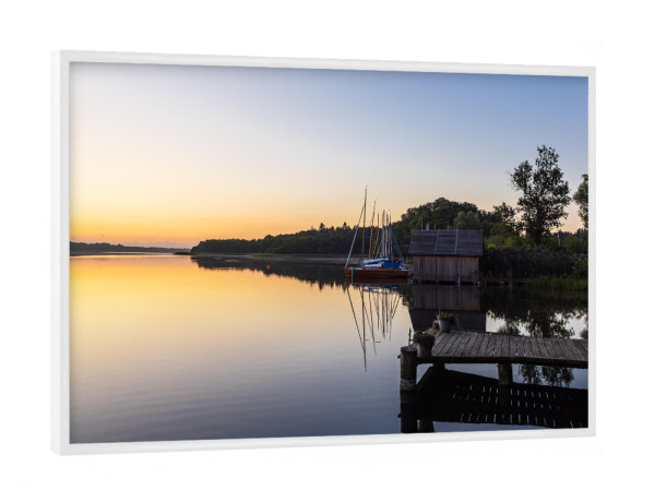Poster mit weißem Rahmen "Steg, Bootshaus und Segelboote" artboxONE - Natur,Reise,Architektur