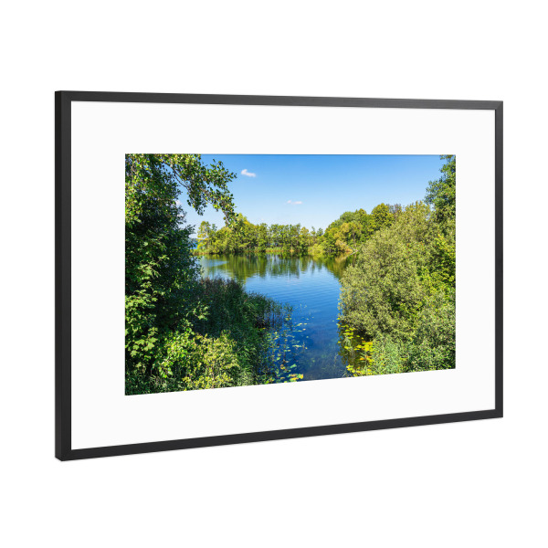 Poster mit Rahmen Schwarz (Metallic) "Schaalsee mit Bäumen" artboxONE - Natur,Reise