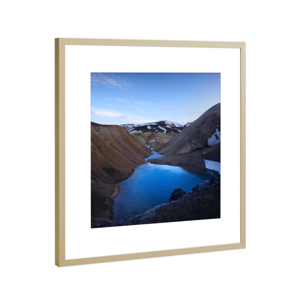 Poster mit Rahmen Gold "Blauer Bergsee - Hochland Island" artboxONE - Natur,Reise