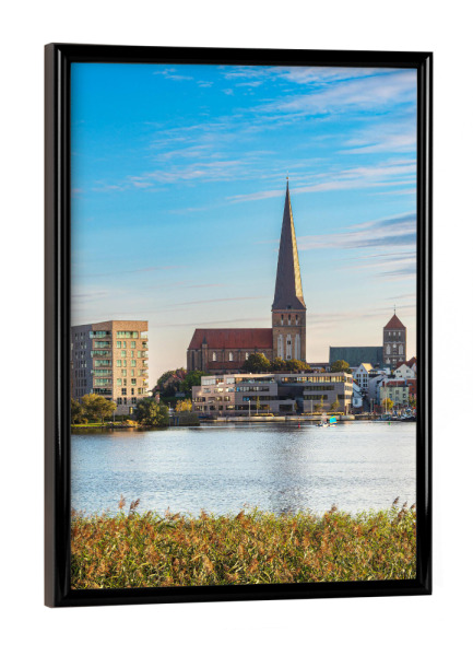 Poster mit schwarzem Rahmen "Kirche, Schilf, Fluss, Wolken" artboxONE - Natur,Reise,Architektur