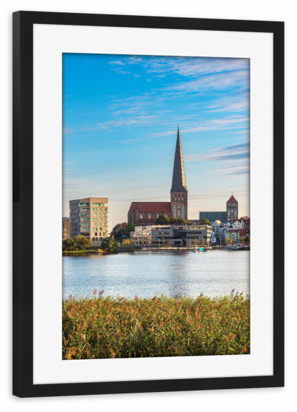 Poster mit Rahmen schwarz "Kirche, Schilf, Fluss, Wolken" artboxONE - Natur,Reise,Architektur
