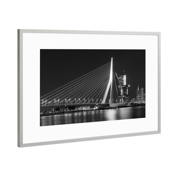 Poster mit Rahmen Silber "Nächtliche Erasmusbrücke in s/w" artboxONE - Städte,Schwarzweiß,Architektur