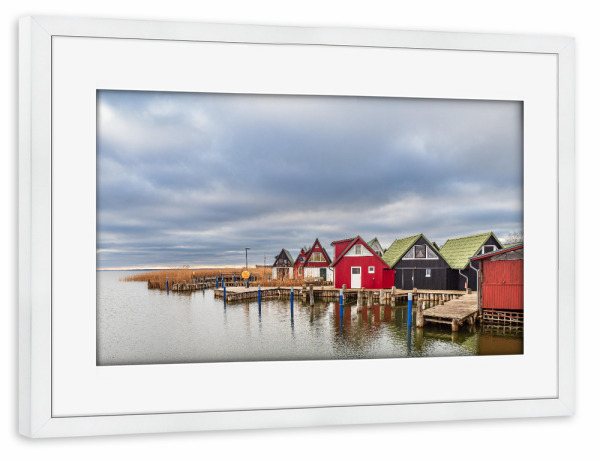 Poster mit Rahmen weiß "Bodden mit Bootshäusern" artboxONE - Natur,Reise,Architektur,Reise / Strand und Meer