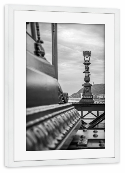 Poster mit Rahmen weiß "Laterne" artboxONE - Architektur,Städte / Budapest - Budapest,Kettenbrücke,Ungarn,Laterne,Buda,Pest,Brücke