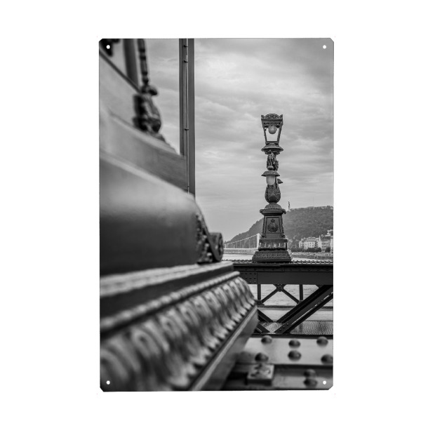 Metall Poster "Laterne" artboxONE - Architektur,Städte / Budapest - Budapest,Kettenbrücke,Ungarn,Laterne,Buda,Pest,Brücke - Blechschild