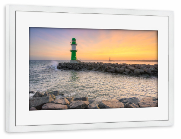 Poster mit Rahmen weiß "Molenfeuer Warnemünde" artboxONE - Reise,Architektur,Reise / Strand und Meer