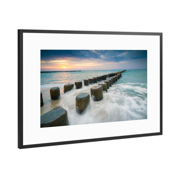Poster mit Rahmen Schwarz (Metallic) "Ostsee Buhne im Sonnenuntergang" artboxONE - Natur,Reise