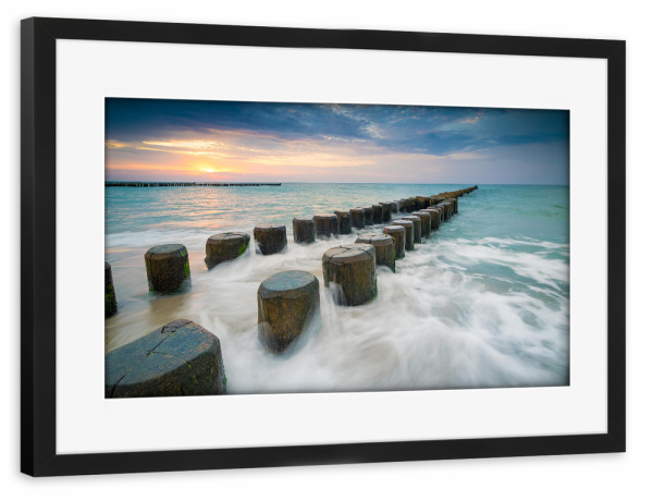 Poster mit Rahmen schwarz "Ostsee Buhne im Sonnenuntergang" artboxONE - Natur,Reise