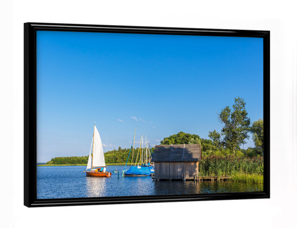Poster mit schwarzem Rahmen "Schaalsee mit Segelbooten" artboxONE - Natur,Reise,Architektur