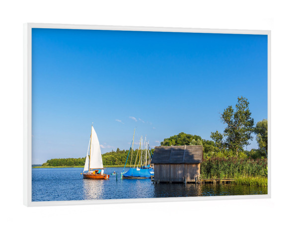 Poster mit weißem Rahmen "Schaalsee mit Segelbooten" artboxONE - Natur,Reise,Architektur