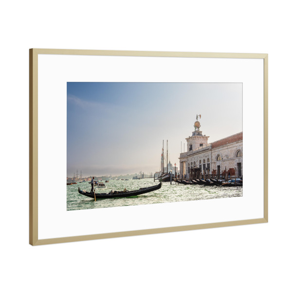 Poster mit Rahmen Gold "Gondel und Bauwerk in Venedig" artboxONE - Natur,Reise,Architektur,Städte / Venedig,Reise / Länder