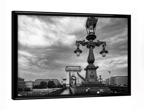 Poster mit schwarzem Rahmen "Die Laternen der Kettenbrücke" artboxONE - Schwarzweiß,Architektur,Städte / Budapest