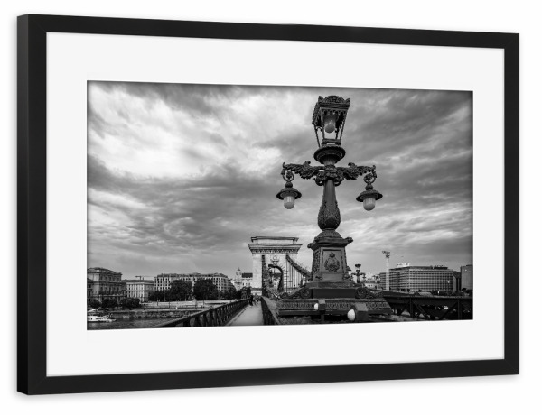 Poster mit Rahmen schwarz "Die Laternen der Kettenbrücke" artboxONE - Schwarzweiß,Architektur,Städte / Budapest