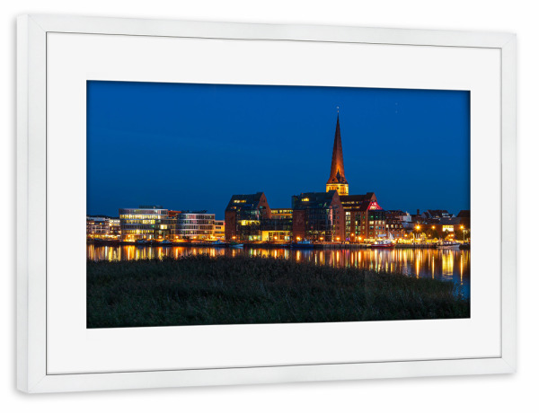 Poster mit Rahmen weiß "Warnow, Kirche, Lichter" artboxONE - Natur,Reise,Architektur