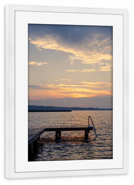 Poster mit Rahmen weiß "Badesteg im Sonnenaufgang" artboxONE - Natur,Reise,Architektur