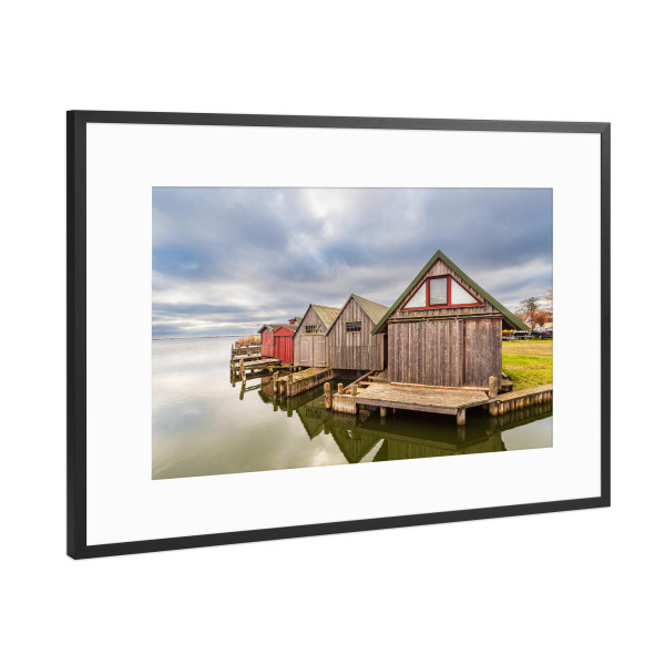 Poster mit Rahmen Schwarz (Metallic) "Wolken, Bodden, Bootshäuser" artboxONE - Natur,Reise,Architektur,Reise / Strand und Meer