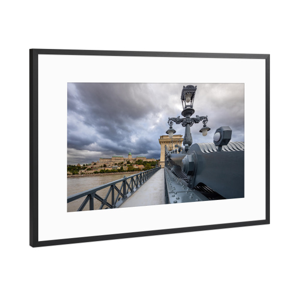 Poster mit Rahmen Schwarz (Metallic) "Die Laterne der Kettenbrücke" artboxONE - Architektur,Städte / Budapest