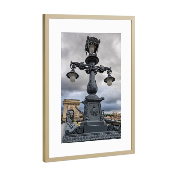 Poster mit Rahmen Gold "Laternen der Kettenbrücke" artboxONE - Architektur,Städte / Budapest - Budapest,Kettenbrücke,Ungarn,Laterne,Buda,Pest,Brücke