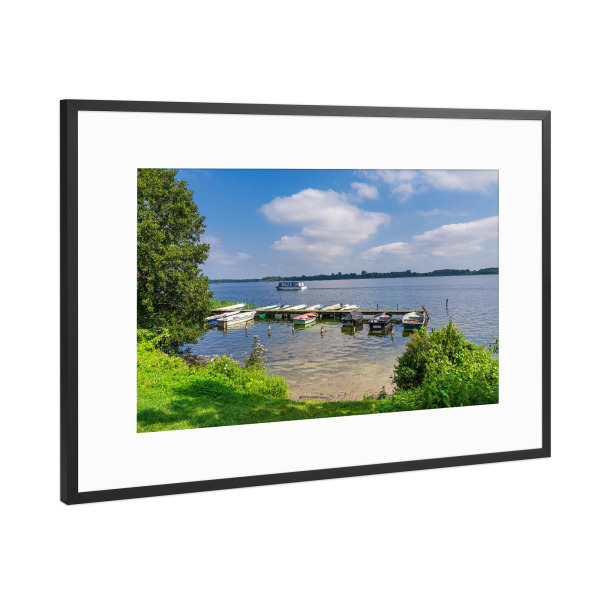 Poster mit Rahmen Schwarz (Metallic) "Schaalsee mit Booten" artboxONE - Natur,Reise