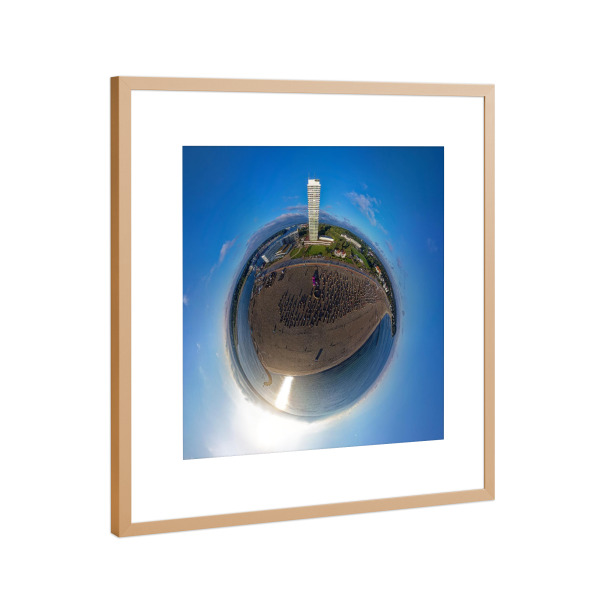 Poster mit Rahmen Kupfer "Travemünde Maritim-Hotel, H50m" artboxONE - Städte,Natur,Reise,Architektur,Reise / Strand und Meer