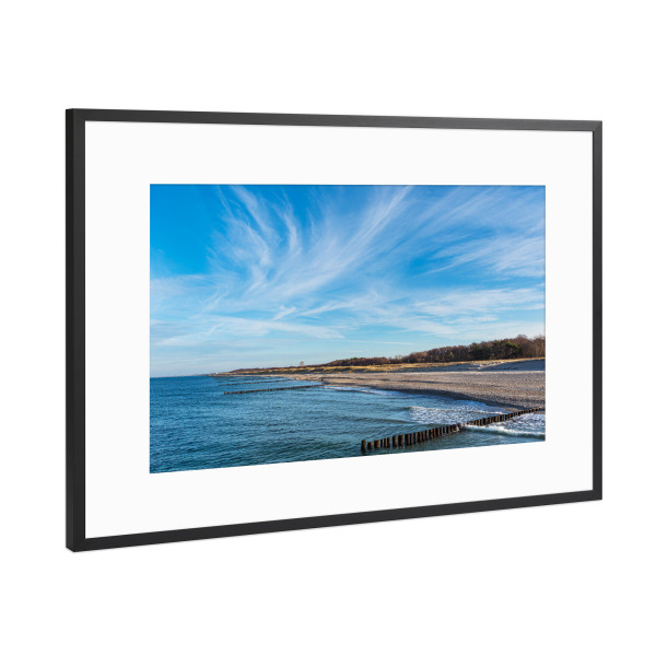 Poster mit Rahmen Schwarz (Metallic) "Wolken, Strand, Buhnen, Wellen" artboxONE - Natur,Reise,Reise / Strand und Meer