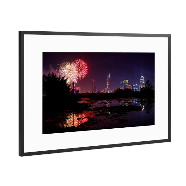 Poster mit Rahmen Schwarz (Metallic) "Feuerwerk in Ho Chi Minh Stadt" artboxONE - Architektur,Reise / Asien