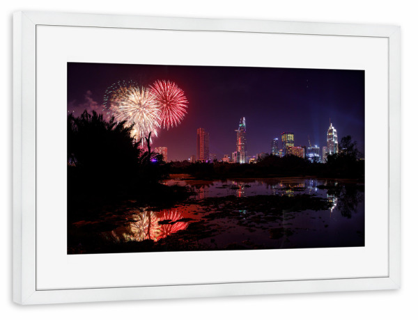 Poster mit Rahmen weiß "Feuerwerk in Ho Chi Minh Stadt" artboxONE - Architektur,Reise / Asien