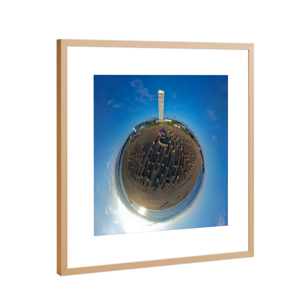 Poster mit Rahmen Kupfer "Travemünde Maritim-Hotel, H15m" artboxONE - Städte,Natur,Reise,Architektur,Reise / Strand und Meer