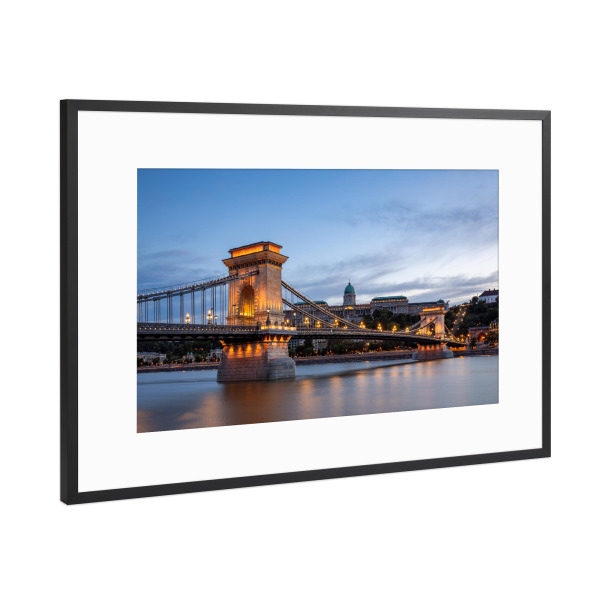 Poster mit Rahmen Schwarz (Metallic) "Die Kettenbrücke am Abend" artboxONE - Reise,Architektur,Städte / Budapest