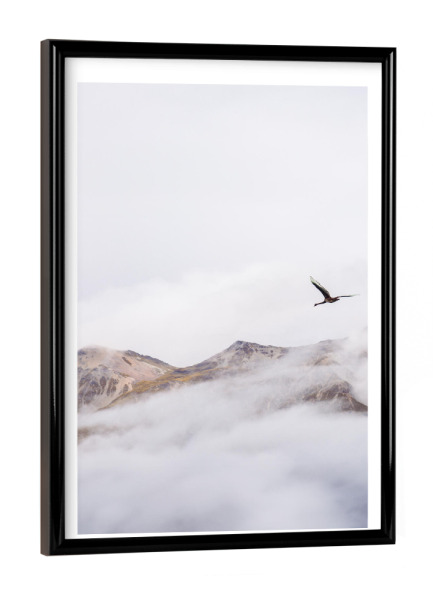Poster mit schwarzem Rahmen "Mystischer Kranich" artboxONE - Natur,Reise,Tiere - Kranich,Fliegen,Wolken,Himmel,Berge,Natur,Bewölkt,Nebelig,Vogel,Tier