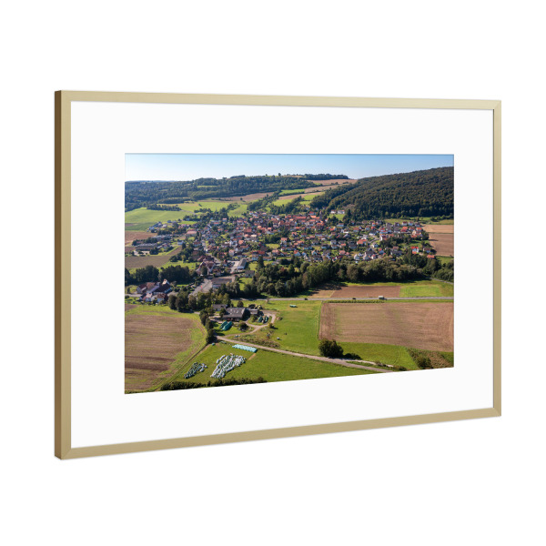 Poster mit Rahmen Gold "Röhrda auf dem Ringgau in Hessen" artboxONE - Städte,Architektur - Röhrda,Ringgau,Hessen,Nordhessen,Dorf
