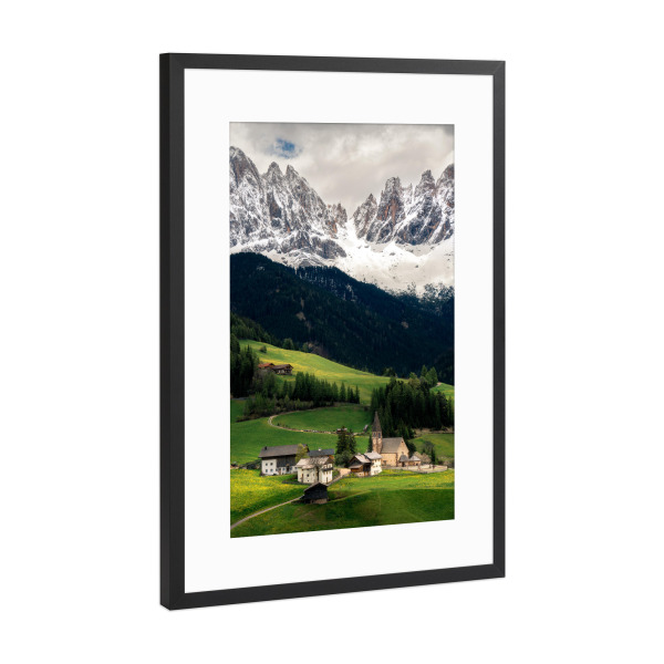 Poster mit Rahmen Schwarz (Metallic) "Villnöss" artboxONE - Natur,Reise - Berge,Geisler spitzen,Dorf,Alpen,Reise,Südtirol,Dolomiten,Villnöss,Tal