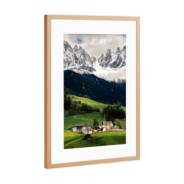 Poster mit Rahmen Kupfer "Villnöss" artboxONE - Natur,Reise - Berge,Geisler spitzen,Dorf,Alpen,Reise,Südtirol,Dolomiten,Villnöss,Tal