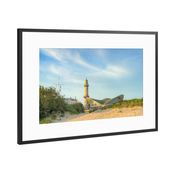 Poster mit Rahmen Schwarz (Metallic) "Teepott und Leuchtturm Warnemünde" artboxONE - Reise,Architektur,Reise / Strand und Meer