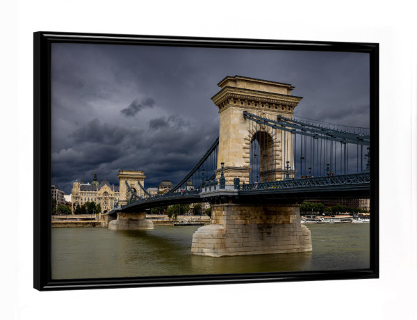 Poster mit schwarzem Rahmen "Die Donau mit der Kettenbrücke" artboxONE - Reise,Architektur,Städte / Budapest