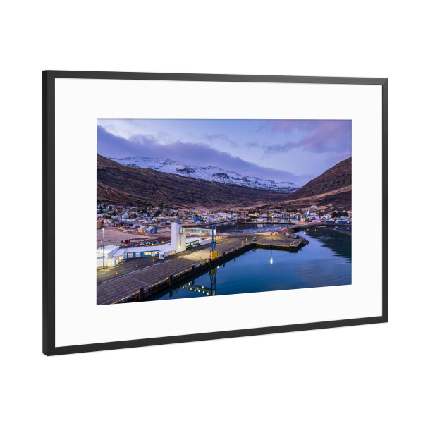 Poster mit Rahmen Schwarz (Metallic) "Seyðisfjörður in Island" artboxONE - Natur,Reise,Architektur,Reise / Strand und Meer,Reise / Länder