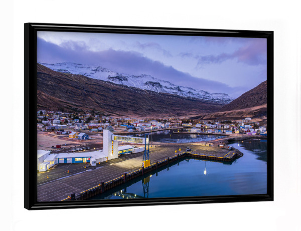 Poster mit schwarzem Rahmen "Seyðisfjörður in Island" artboxONE - Natur,Reise,Architektur,Reise / Strand und Meer,Reise / Länder
