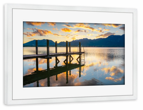 Poster mit Rahmen weiß "Sonnenaufgang am Forggensee" artboxONE - Natur,Reise - Steg,Forggensee,See,Allgäu,Schwangau,Alpen,Rieden,Bayern,Deutschland