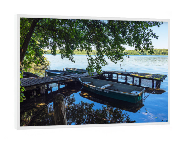 Poster mit weißem Rahmen "Bäume, Boote, Schaalsee" artboxONE - Natur,Reise