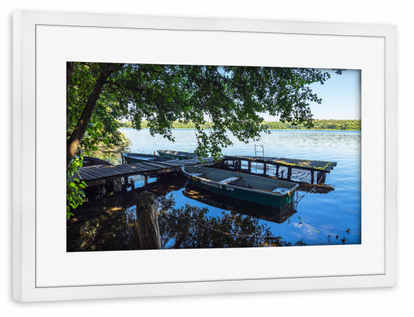 Poster mit Rahmen weiß "Bäume, Boote, Schaalsee" artboxONE - Natur,Reise