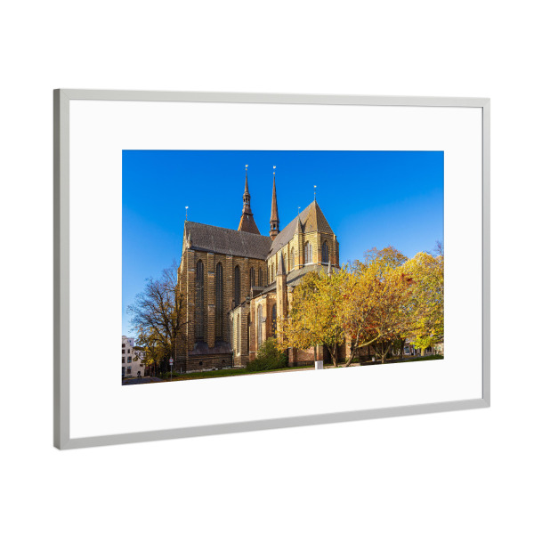 Poster mit Rahmen Silber "Marienkirche in Rostock im Herbst" artboxONE - Städte,Reise,Architektur