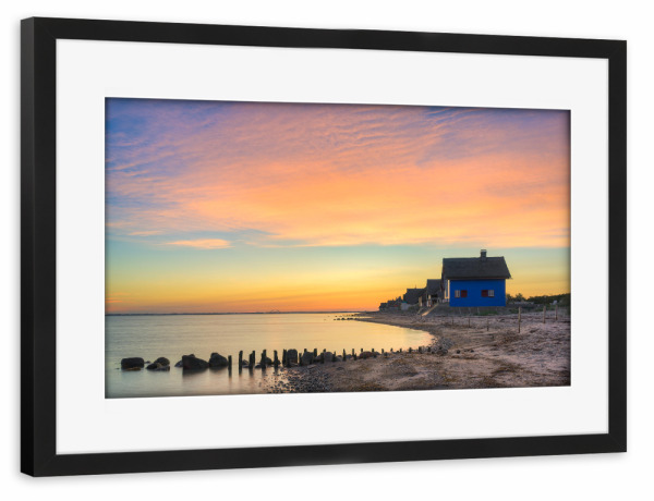 Poster mit Rahmen schwarz "Häuser am Meer in Heiligenhafen" artboxONE - Reise,Architektur,Reise / Strand und Meer