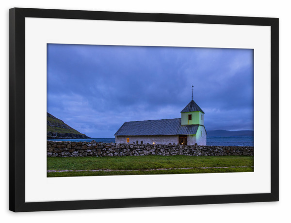 Poster mit Rahmen schwarz "Kirche auf den Färöer Inseln" artboxONE - Natur,Reise,Architektur,Reise / Strand und Meer