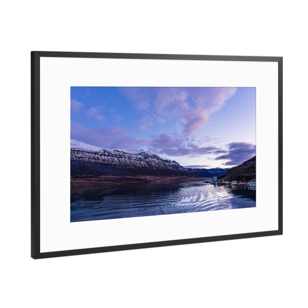 Poster mit Rahmen Schwarz (Metallic) "Fjord im Osten von Island" artboxONE - Natur,Reise,Reise / Strand und Meer,Reise / Länder