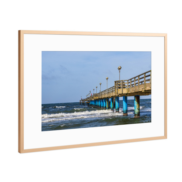 Poster mit Rahmen Kupfer "Meer, Wellen, Seebrücke" artboxONE - Natur,Reise,Architektur,Reise / Strand und Meer