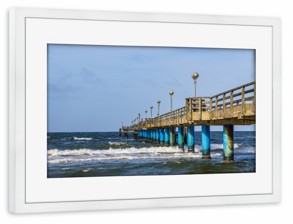 Poster mit Rahmen weiß "Meer, Wellen, Seebrücke" artboxONE - Natur,Reise,Architektur,Reise / Strand und Meer