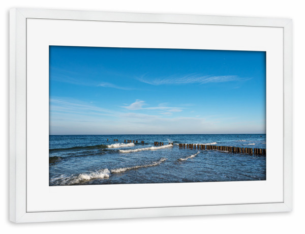 Poster mit Rahmen weiß "Buhnen, Wellen, Ostsee" artboxONE - Natur,Reise,Reise / Strand und Meer