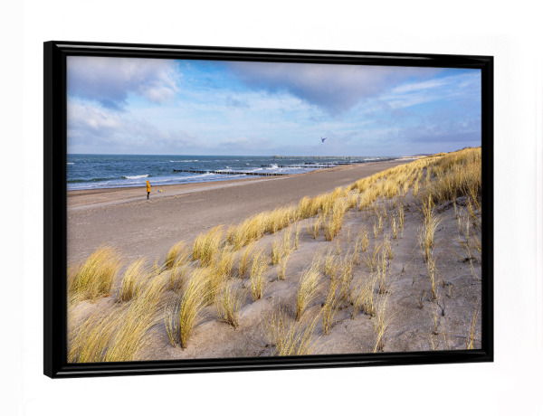 Poster mit schwarzem Rahmen "Wellen, Düne, Wolken, Strand" artboxONE - Natur,Reise,Reise / Strand und Meer