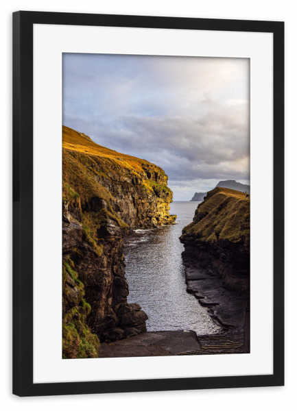 Poster mit Rahmen schwarz "Felsspalte auf der Insel Eysturoy" artboxONE - Natur,Reise,Reise / Strand und Meer,Reise / Länder